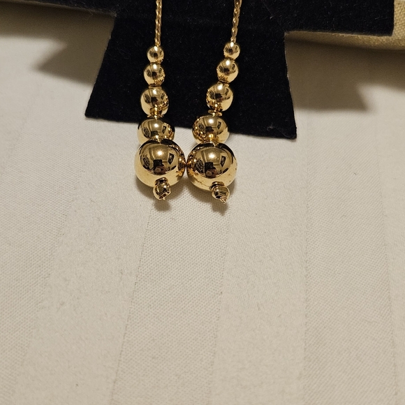 Gold Tone beautiful earrings - Picture 2 of 3